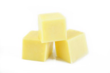 Beyaz arkaplanda izole edilmiş peynir küpleri