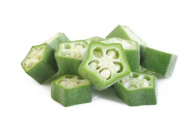 dilimlenmiş bamya beyaz arka planda izole