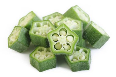 dilimlenmiş bamya beyaz arka planda izole