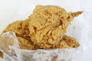 beyaz kağıda gevrek kızarmış tavuk