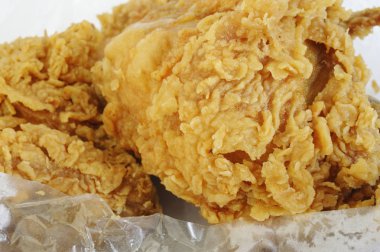 beyaz kağıda gevrek kızarmış tavuk