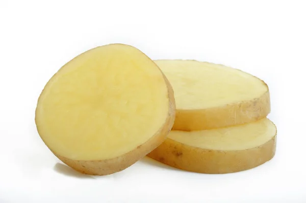 Batatas Fatias Frescas Sobre Fundo Branco — Fotografia de Stock