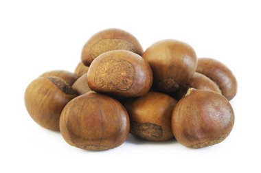 beyaz zemin üzerine kavrulmuş kestane