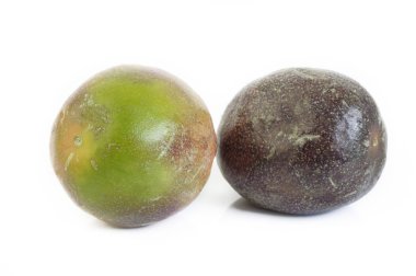 Tutku meyvesi beyaz arkaplanda izole