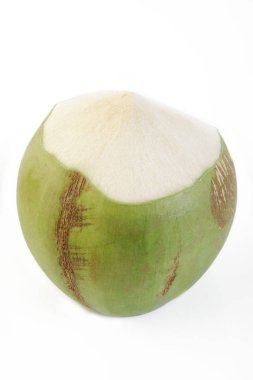 Beyaz arka plan üzerinde taze genç Hindistan cevizi
