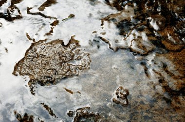 Çimento dokusu üzerinde yağmur düşüşü