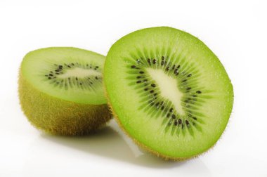  Olgun kivi meyvesi beyaz arkaplanda izole