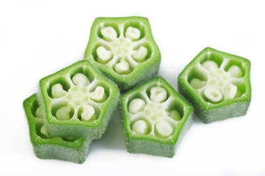 dilimlenmiş bamya beyaz arka planda izole