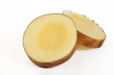 beyaz arka planda dilimlenmiş yacon kökleri