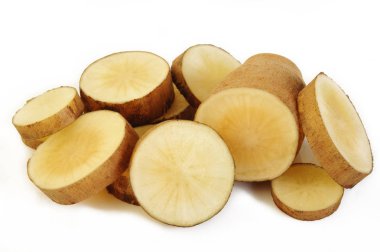 beyaz arka planda dilimlenmiş yacon kökleri