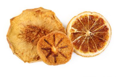 Beyaz arkaplanda kurumuş meyveler