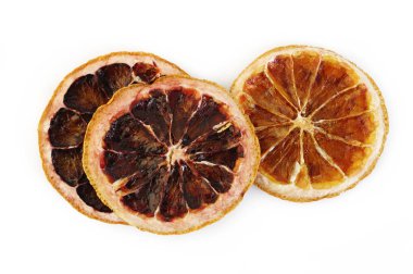 Beyaz arka plan üzerinde kurutulmuş greyfurt