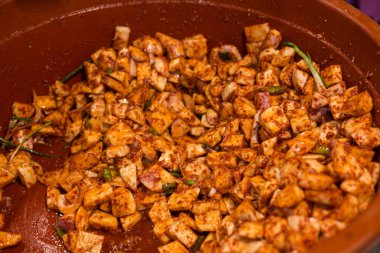 Kore dilimlenmiş turp kimçisine kkakdugi denir.