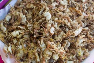 Beyaz tabakta yumuşak kabuklu kızarmış yengeç