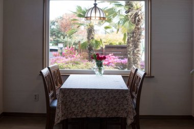 Geniş pencereli bir tablo