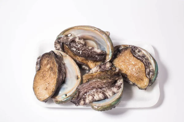 Beyaz Arka Planda Çiğ Abalone Abalones — Stok fotoğraf