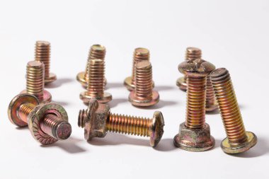 Paslı vida ve fındık beyaz arka planda izole.