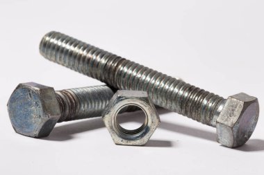 Paslı vida ve fındık beyaz arka planda izole.