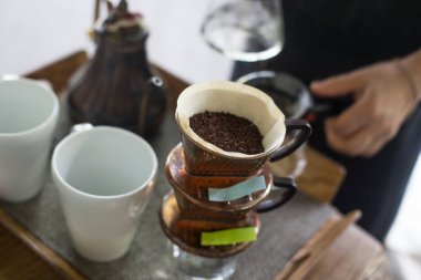 Kağıt filtreli origami damlatıcıyla demlenen el yapımı alternatif kahve.