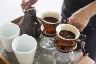 Kağıt filtreli origami damlatıcıyla demlenen el yapımı alternatif kahve.