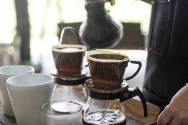 Kağıt filtreli origami damlatıcıyla demlenen el yapımı alternatif kahve.