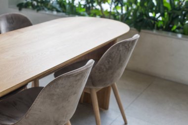 Sandalyeler ve masa beyaz duvarlı parlak modern iç mekan