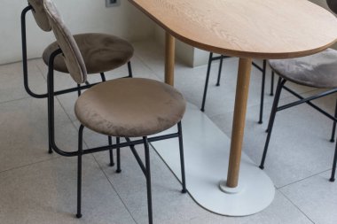 Sandalyeler ve masa beyaz duvarlı parlak modern iç mekan