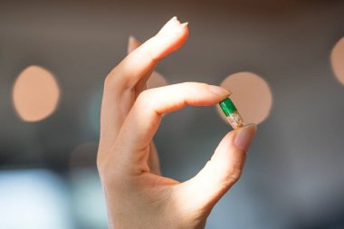 İlaç hapları ya da kapsüller elinde, ilaç avuç içinde.