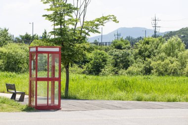 Tarladaki eski İngiliz telefon kulübesi.