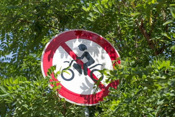 Bahçede bisiklet sürmek yasak.. — Stok fotoğraf