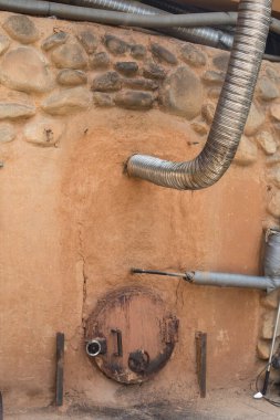 Sauna fırınında yanan çam ağacından kömür..