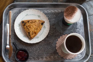 Kahve ve çörekler gümüş tepside