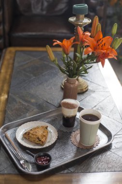Kahve ve çörekler gümüş tepside