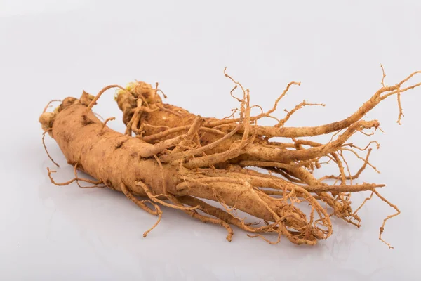 Radici Ginseng Fresche Isolate Fondo Bianco — Foto Stock