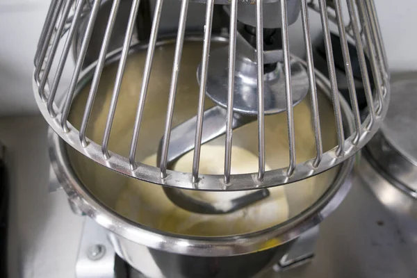 Cerrar para el proceso de fabricación de pan mediante el uso de la máquina mezcladora de harina. — Foto de Stock