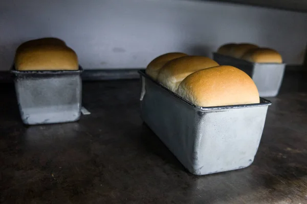 在面包店的烘焙炉中准备好的新鲜面包 — 图库照片