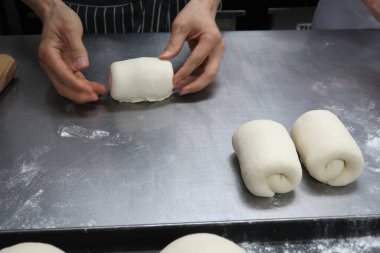 Tavada ekmek hamuru pişmeye hazır..