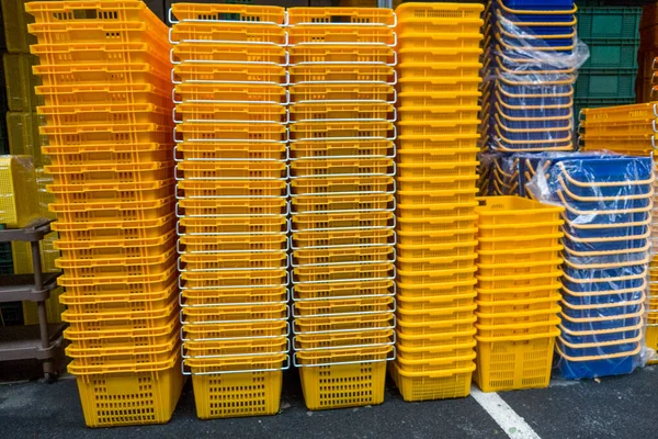 Pila de cestas de compra de plástico reciclado amarillo. —  Fotos de Stock