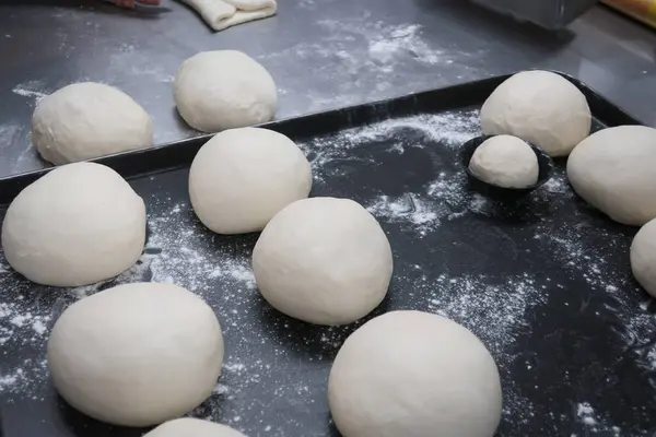 Tavada ekmek hamuru pişmeye hazır..