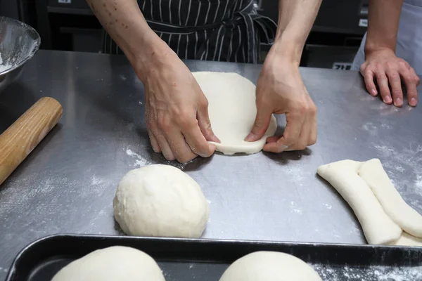 Tavada ekmek hamuru pişmeye hazır..