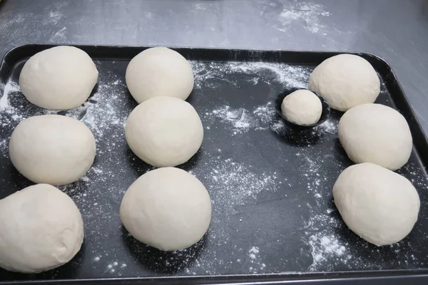 Ζύμη ψωμιού σε ένα τηγάνι έτοιμη για ψήσιμο. — Φωτογραφία Αρχείου