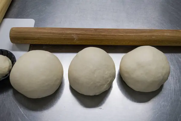 Masa de pan en una sartén lista para hornear. — Foto de Stock