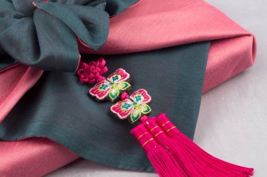 Geleneksel Kore hediye paketi. Kore geleneksel hediye paketi ipekten yapılmış.