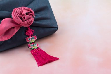 Geleneksel Kore hediye paketi. Kore geleneksel hediye paketi ipekten yapılmış.