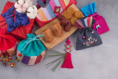 Kore geleneksel paketleme hediyesi ve kurutulmuş hurma dolu şanslı çanta.