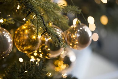 Noel ağacı altın top süslemelerine yakın çekim