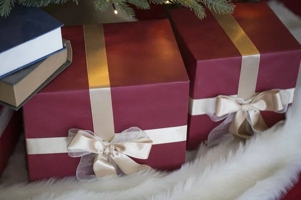 Святкові Подарункові Коробки Прикрашені Стрічкою Ізольовані — стокове фото