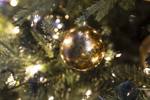 Noel ağacı altın top süslemelerine yakın çekim