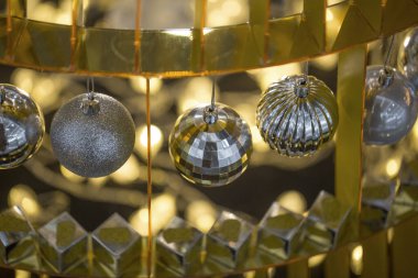 Gümüş süslemeli Noel balosu