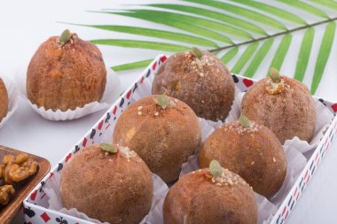 Ceviz ve jujube kurutulmuş hurmanın içine konur.